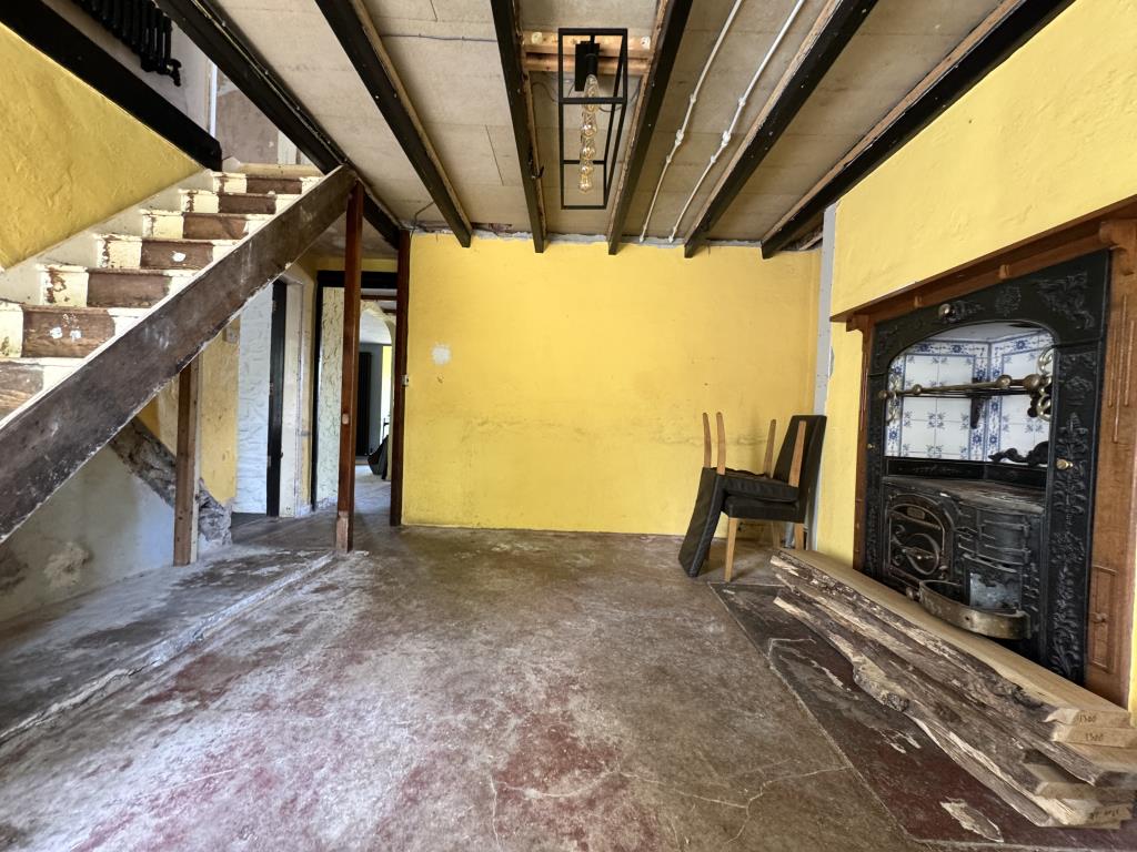 Lot: 157 - THREE-BEDROOM DETACHED COTTAGE - Dining room looking out to the rear garden